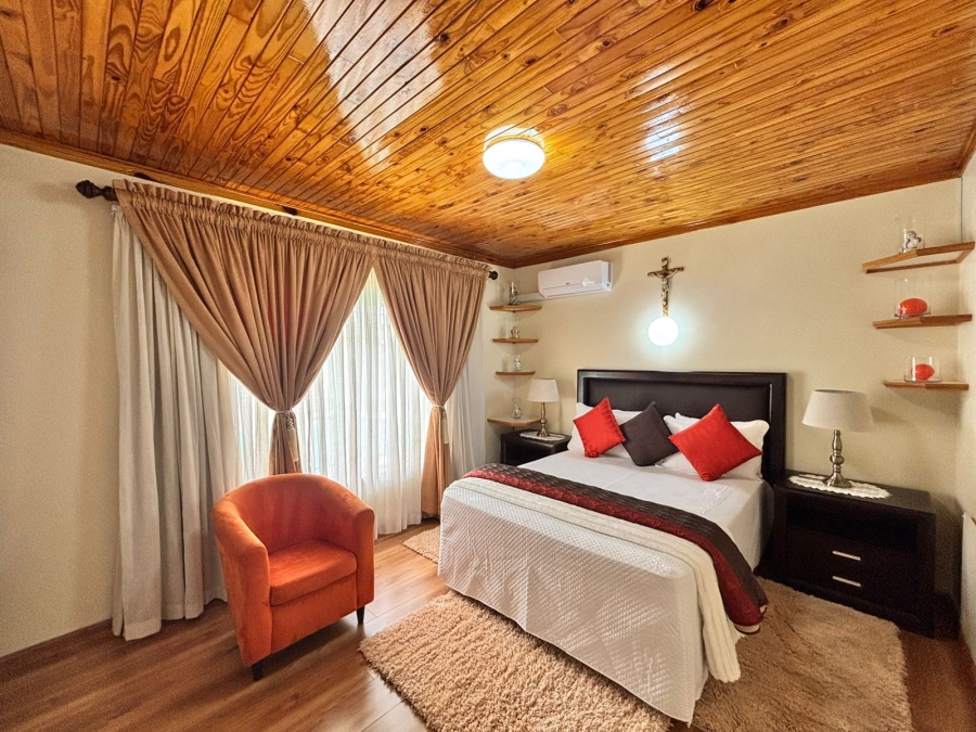 5 Bedroom Property for Sale in Flamwood North West